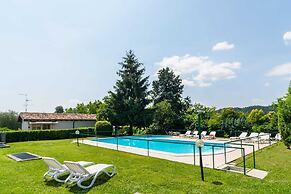 Agriturismo with Pool near Golf Course & Salò