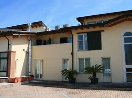 Agriturismo with Pool near Golf Course & Salò