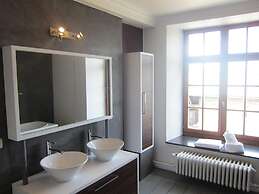 Luxury Castle, Basse-bodeux