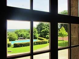 Luxury Castle, Basse-bodeux
