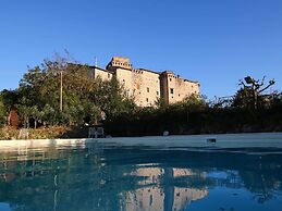 Umbria's Poolside Charm