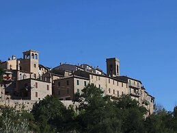 Umbria's Poolside Charm