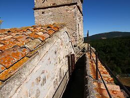 Umbria's Poolside Charm