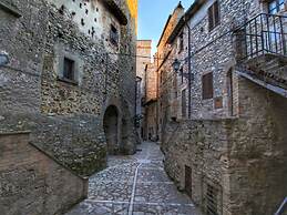 Umbria's Poolside Charm