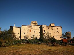 Umbria's Poolside Charm