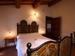 Umbria's Poolside Charm