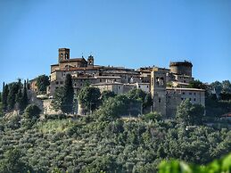 Umbria's Poolside Charm