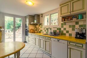 Villa in Hyeres Near Beach & Pool