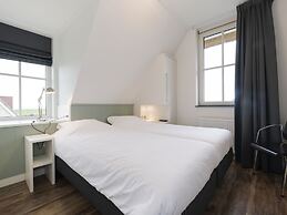 Chic Villa With a Fireplace at Tjeukemeer