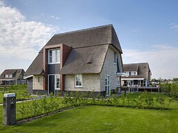 Chic Villa With a Fireplace at Tjeukemeer
