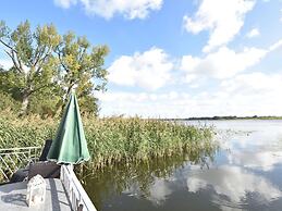 Bootshaus Direkt am See mit Eigenem Steg an der Ostsee