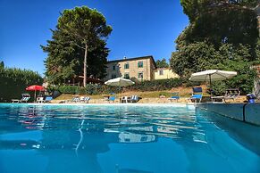 Farmhouse Bliss With Pool, Wine and Tails