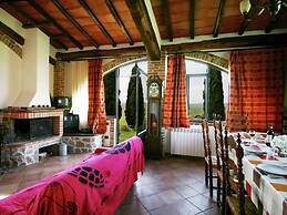 Charming Tuscan Farmhouse