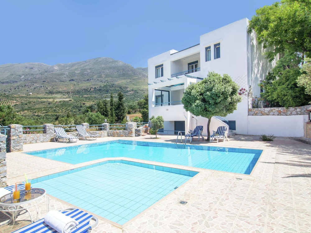Villa in Lefkogia Crete With Swimming Pool