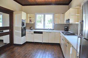 Villa in Vilamoura With Private Pool & BBQ