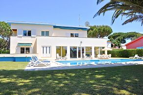 Villa in Vilamoura With Private Pool & BBQ