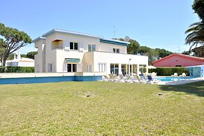 Villa in Vilamoura With Private Pool & BBQ
