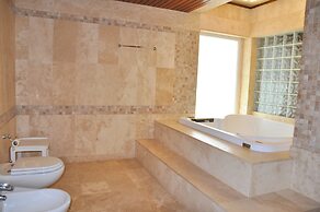 Villa in Vilamoura With Private Pool & BBQ