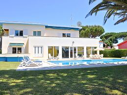 Villa in Vilamoura With Private Pool & BBQ