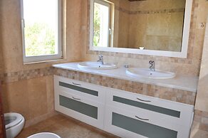 Villa in Vilamoura With Private Pool & BBQ