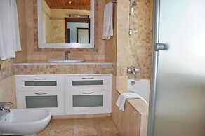 Villa in Vilamoura With Private Pool & BBQ
