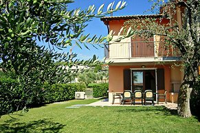 Great and Colourful Apartment Near Bardolino