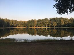 Lanaken Lakeside Cabin Stay