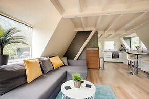 Lanaken Lakeside Cabin Stay