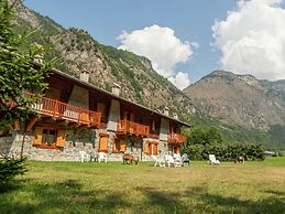 Apartment in Antey With Stunning Mountain Views