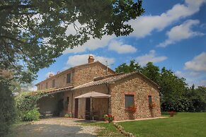 Farmhouse in Proceno With Pool Views