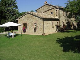 Farmhouse in Proceno With Pool and Hill Views