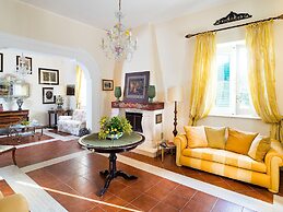 Villa in Salemi With Pool and Garden