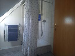 Schone Zweizimmer-ferienwohnung mit Pool im Garten
