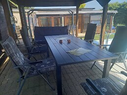 Schone Zweizimmer-ferienwohnung mit Pool im Garten