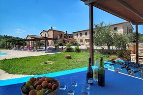 Cottage in Asciano With Pool and Terrace