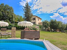Flat in Piticchio With Scenic Views & Pool