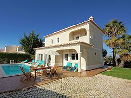 Villa in Carvoeiro With Swimming Pool