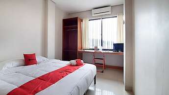 RedDoorz Plus @ Bitung City Center