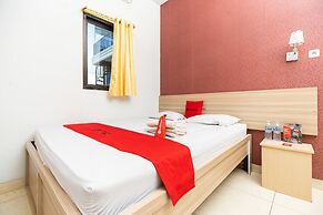 RedDoorz Plus @ Jalan Pumorow Manado