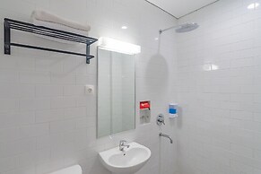 RedDoorz Premium @ Hotel Hebat