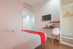 RedDoorz Premium @ Hotel Hebat