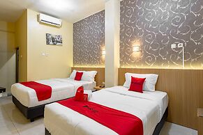 RedDoorz near Dino Park