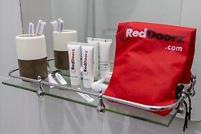 RedDoorz @ Jalan Adiyaksa Panakkukang