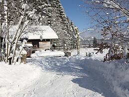 Cozy Forest Chalet Escape