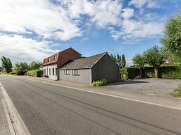 Quiet Cottage near Woods