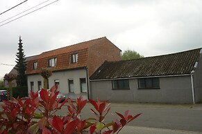 Quiet Cottage near Woods