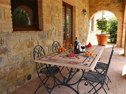 Charming Tuscan Farmhouse