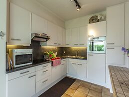 House in Zingem Near Hiking Trails