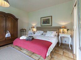 House in Zingem Near Hiking Trails