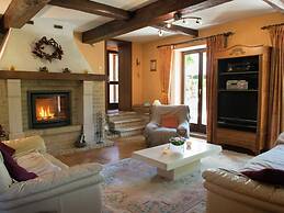 Desnie Farmhouse With Pool